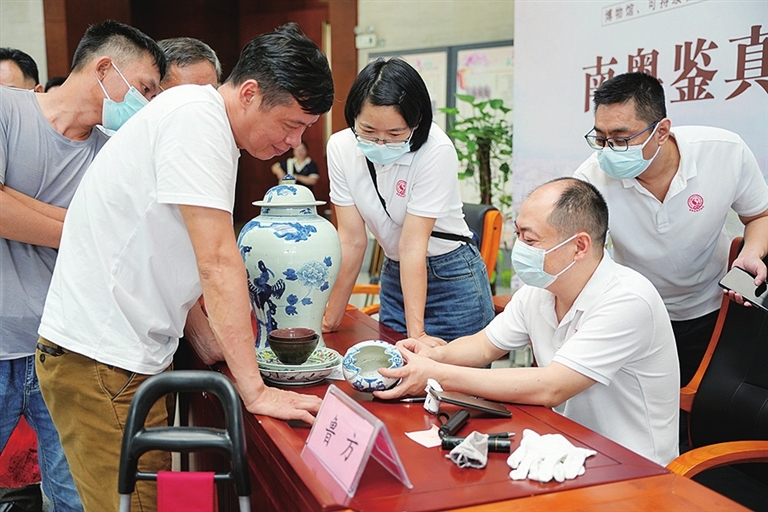 市博物馆举办南粤鉴真公益行活动,为市民家中珍藏鉴真伪
